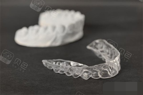 牙齿矫正透明保持器及牙齿模型图